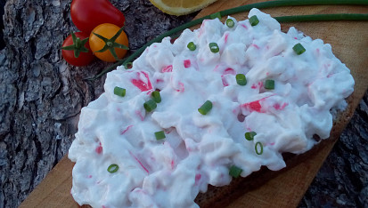 Surimi pomazánka / salát s jarní cibulkou