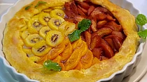 Třísurovinový koláč s karamelizovanými hruškami, s kiwi a kaki