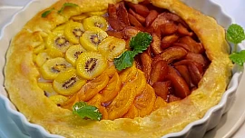 Třísurovinový koláč s karamelizovanými hruškami, s kiwi a kaki