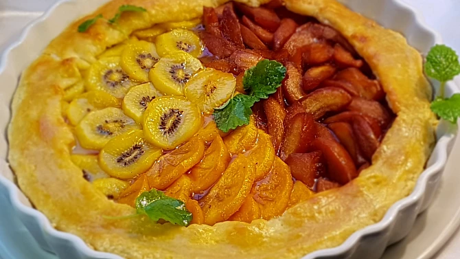 Třísurovinový koláč s karamelizovanými hruškami, s kiwi a kaki