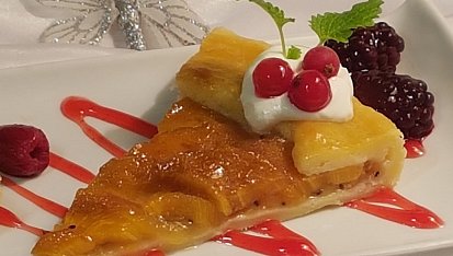 Třísurovinový koláč s karamelizovanými hruškami, s kiwi a kaki