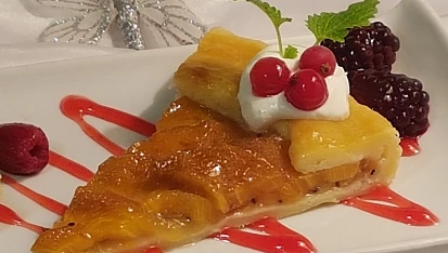 Třísurovinový koláč s karamelizovanými hruškami, s kiwi a kaki