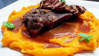 Brazírovaná hovězí líčka s batátovým pyré