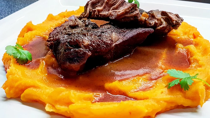 Brazírovaná hovězí líčka s batátovým pyré