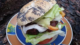 Burgery nebo karbanátky s červenou řepou