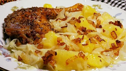 Hlávkové zelí dušené s bramborami na špeku