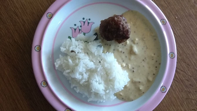 Kuličky z mletého masa s hořčičnou omáčkou a rýží