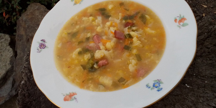 Květáková polévka s uzeným masem