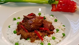 Kýta v sladké chilli omáčce s hráškovou rýží