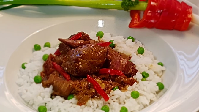 Kýta v sladké chilli omáčce s hráškovou rýží