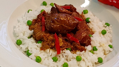 Kýta v sladké chilli omáčce s hráškovou rýží