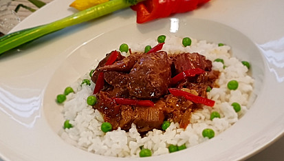 Kýta v sladké chilli omáčce s hráškovou rýží