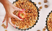 Linecký koláč s tvarohovo-ricottovým krémem, pečenými jablky a ořechy (Tvarohovo-ricottový koláč s jablky a ořechy)