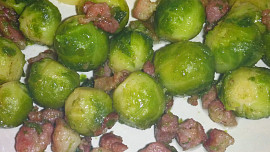 Růžičková kapusta se slaninou