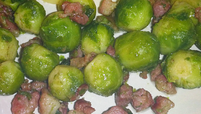 Růžičková kapusta se slaninou
