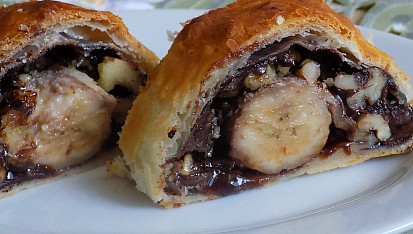 Závin s nutelou, oříšky a banánem