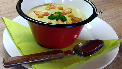 Bílá polévka z tyčinek Surimi