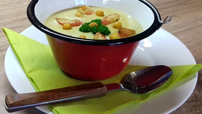Bílá polévka z tyčinek Surimi
