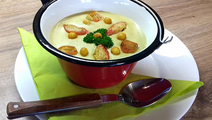 Bílá polévka z tyčinek Surimi