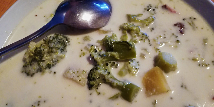 Brokolicovo-smetanová polévka s bramborami