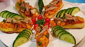 Bruschetta se žlutými rajčaty a trhaným kachním masem