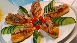 Bruschetta se žlutými rajčaty a trhaným kachním masem