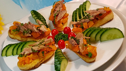 Bruschetta se žlutými rajčaty a trhaným kachním masem