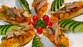 Bruschetta se žlutými rajčaty a trhaným kachním masem