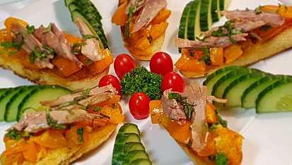 Bruschetta se žlutými rajčaty a trhaným kachním masem