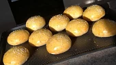 Hamburgerové bulky, zkoušelá jsem poprvé a luxusní (dělala jsem z dávky 10ks)... příště udělám pouze 8 ks , abych je měla větší