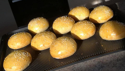 Hamburgerové bulky, zkoušelá jsem poprvé a luxusní (dělala jsem z dávky 10ks)... příště udělám pouze 8 ks , abych je měla větší