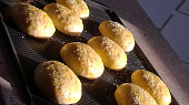Hamburgerové bulky (..a tady kynou)