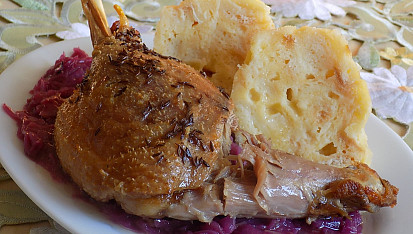 Husička "ála kachnička", s červeným zelím s brusinkami a domácím bramborovým knedlíkem