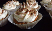 Jablečno-ořechové cupcakes s šlehačkou ve formičkách (Jablečno - ořechové cupcakes se šlehačkou)