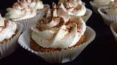 Jablečno-ořechové cupcakes s šlehačkou ve formičkách, Jablečno - ořechové cupcakes se šlehačkou