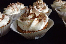 Jablečno - ořechové cupcakes se šlehačkou