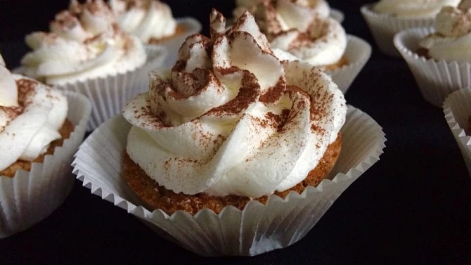 Jablečno-ořechové cupcakes s šlehačkou ve formičkách, Jablečno - ořechové cupcakes se šlehačkou
