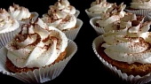 Jablečno-ořechové cupcakes s šlehačkou ve formičkách