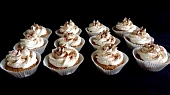 Jablečno-ořechové cupcakes s šlehačkou ve formičkách