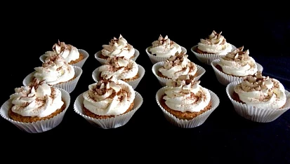 Jablečno-ořechové cupcakes s šlehačkou ve formičkách