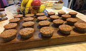 Jablečno-ořechové cupcakes s šlehačkou ve formičkách