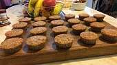 Jablečno-ořechové cupcakes s šlehačkou ve formičkách