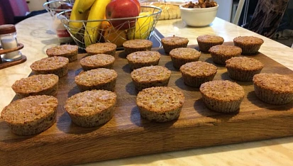 Jablečno-ořechové cupcakes s šlehačkou ve formičkách