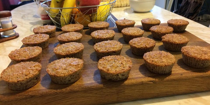 Jablečno-ořechové cupcakes s šlehačkou ve formičkách