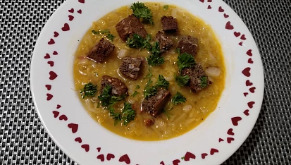 Kapustová polévka s červenou čočkou