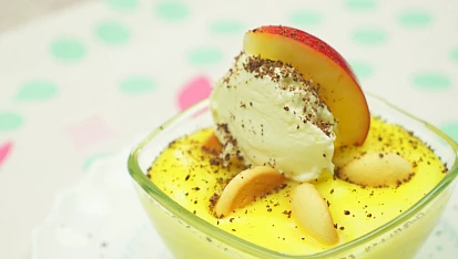 Piškotový puding s ovocem a šlehačkou
