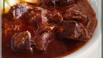 Pomalu dušená kližka s česnekem, libečkem a majoránkou