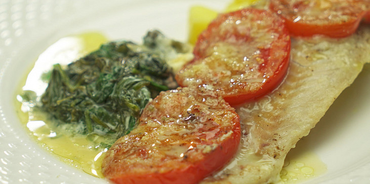 Rybí filé na špenátosýrovém lůžku s rajčatovou čepicí
