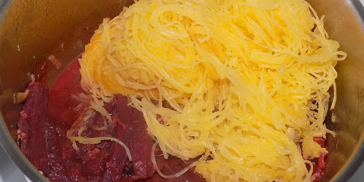Špagetová dýně s červenou řepou