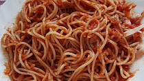 Špagety s uzeným bokem, křupavou cibulkou a česnekem